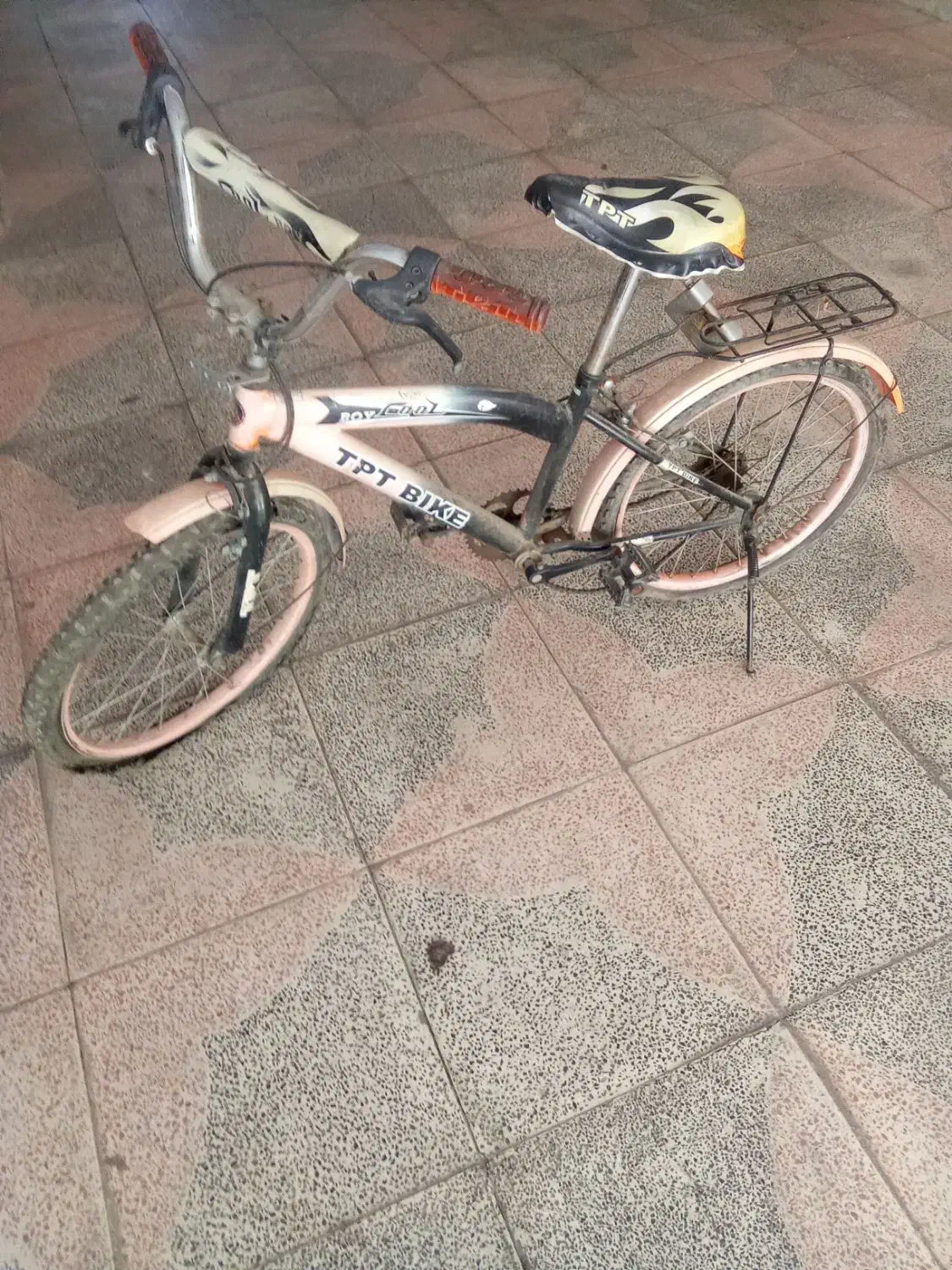 دوچرخه سالم فقط احتیاج به لاستیک داره|دوچرخه، اسکیت، اسکوتر|کرج, مهرویلا جنوبی|دیوار