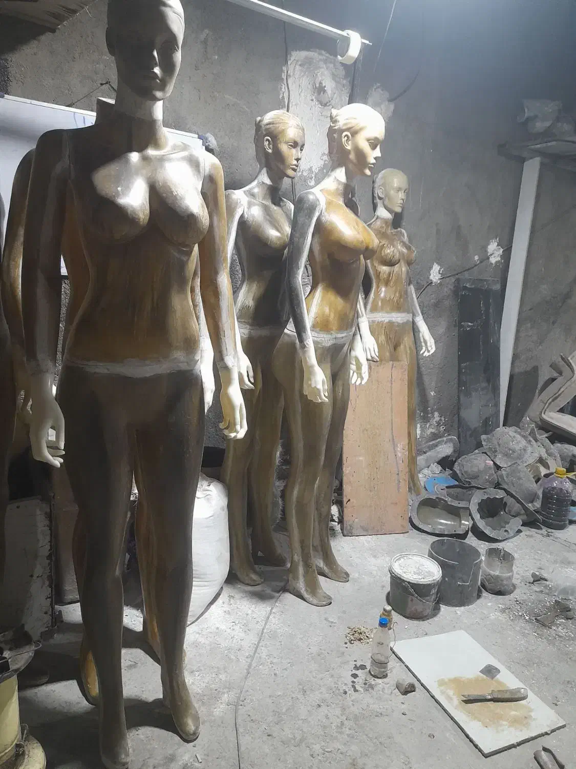 مانکن|مجسمه، تندیس، ماکت|ملک‌آباد, |دیوار