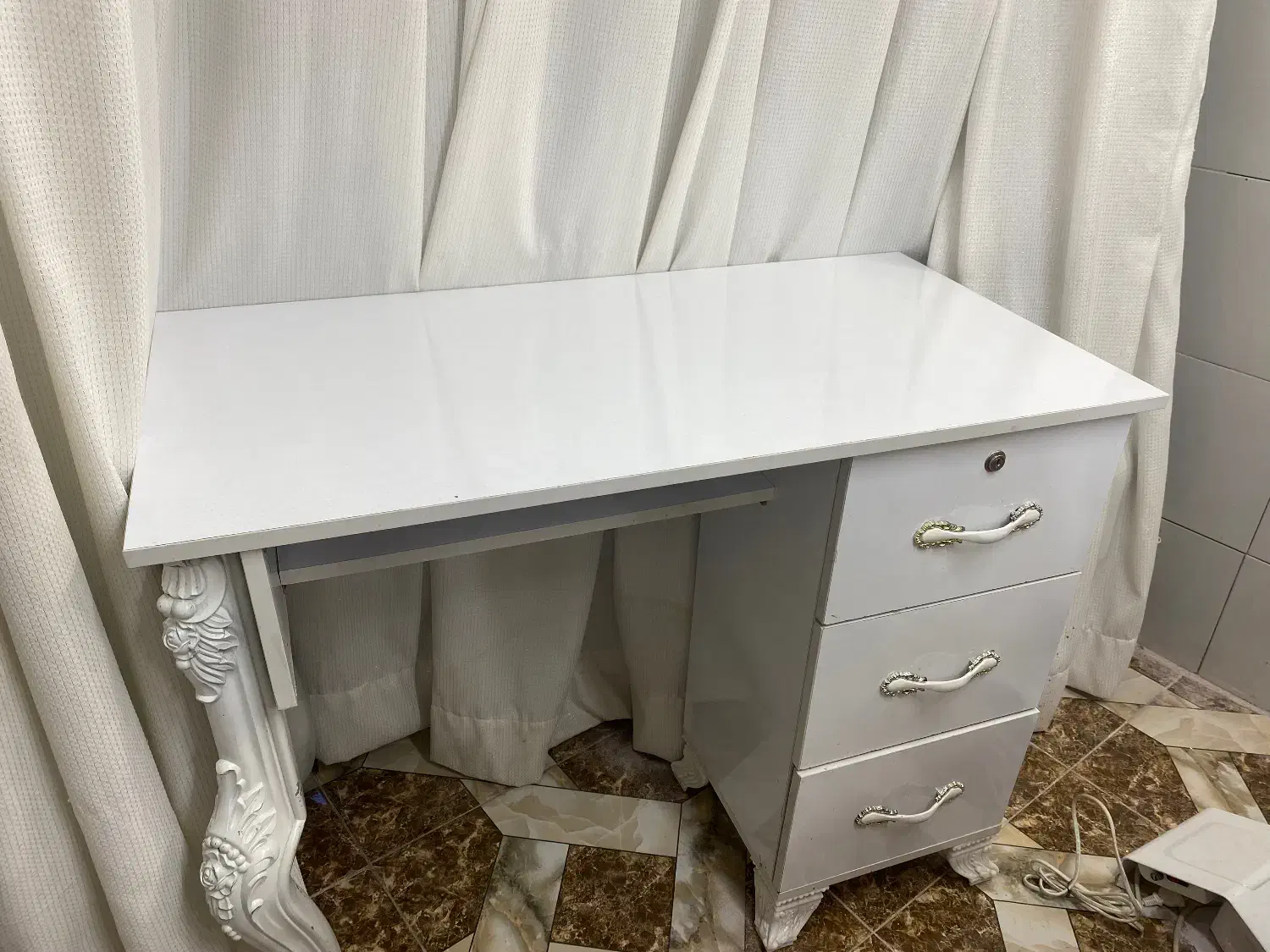 میز ناخن|آرایشگاه و سالن‌های زیبایی|رشت, سعدی (تختی)|دیوار