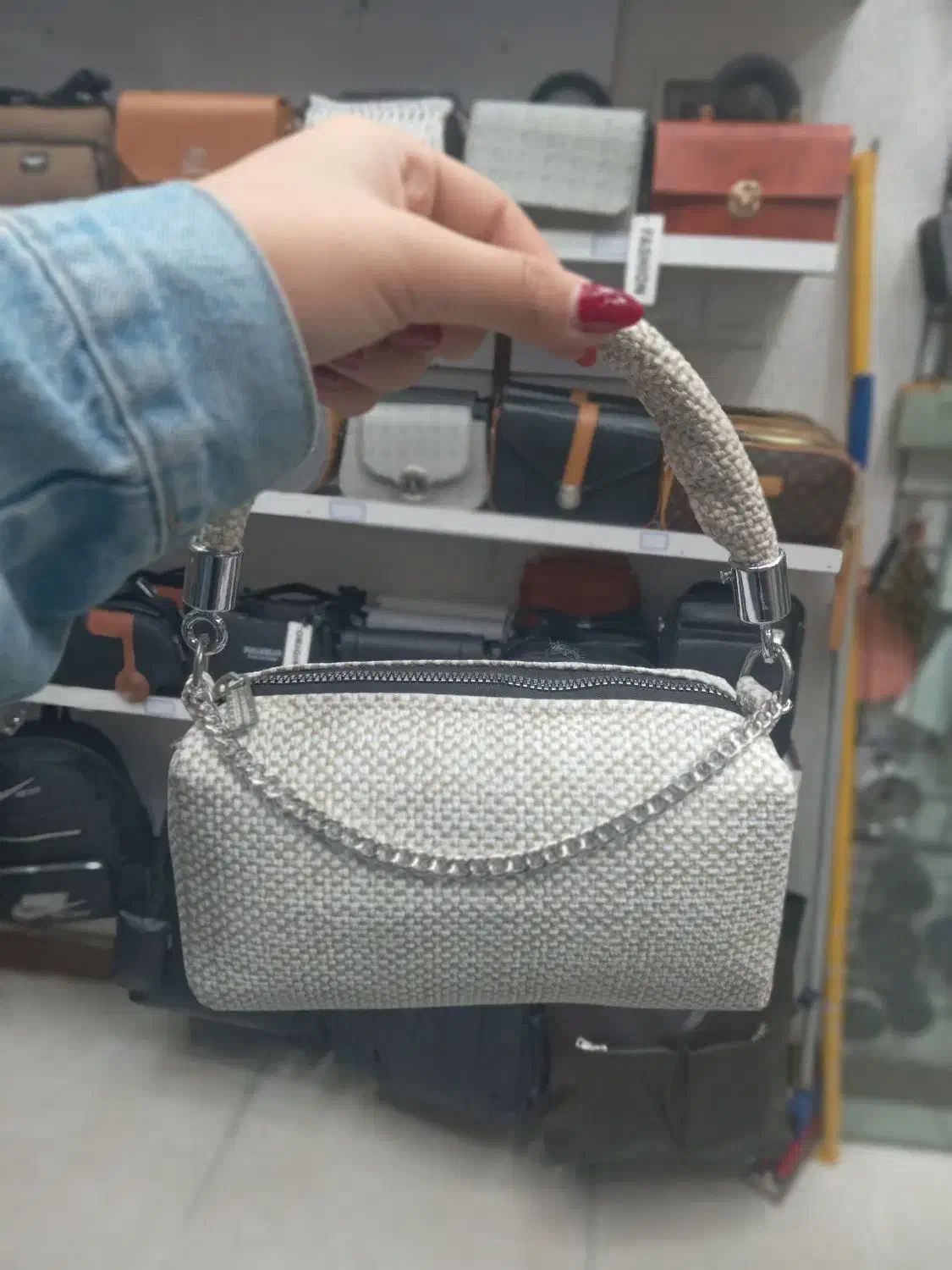 به مناسبت روز دختر|کیف، کفش، کمربند|لاهیجان, شیشه گران|دیوار