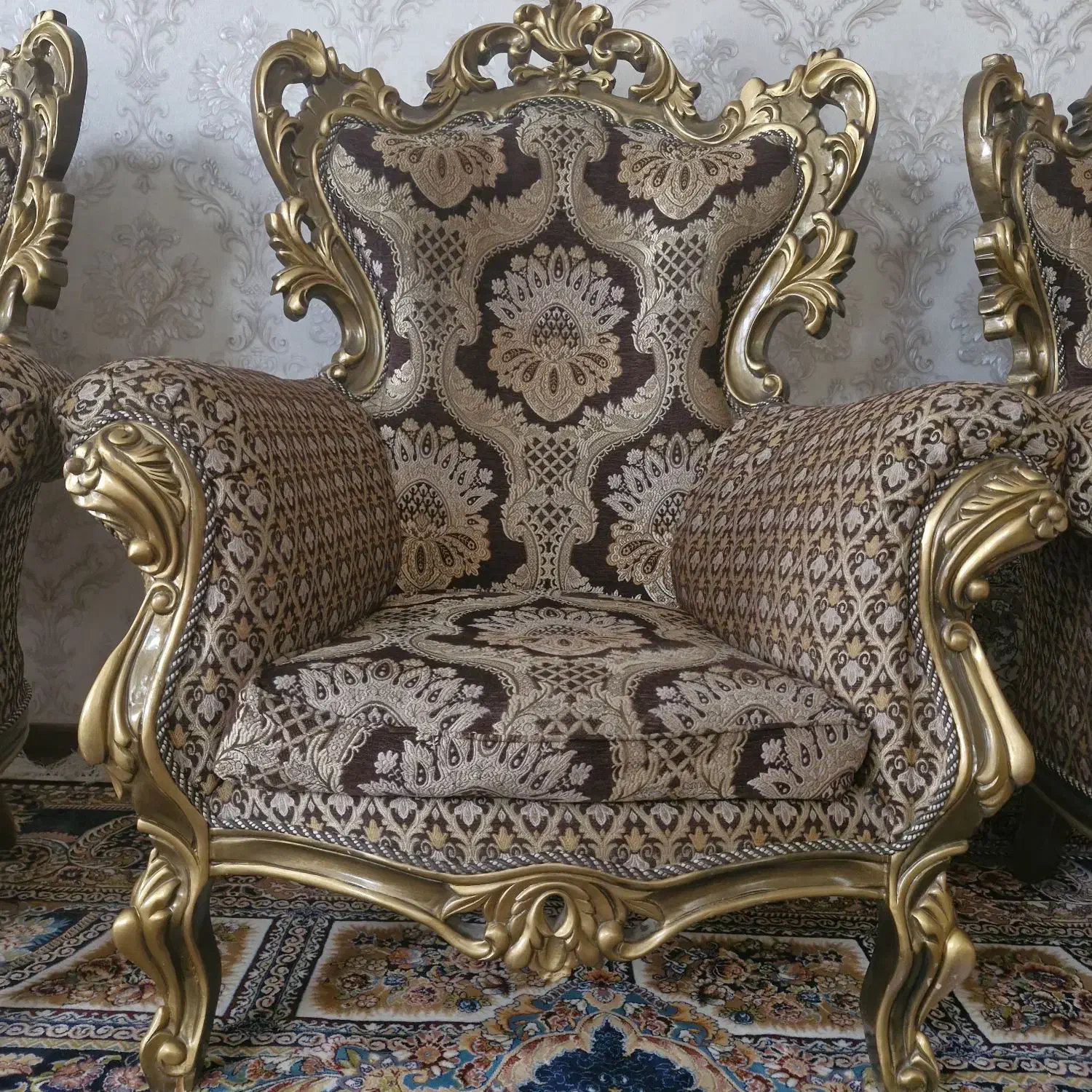 مبل ۹ نفره همراه با یک میز و دو تا میز عسلی|مبلمان خانگی و میز عسلی|برخوار, |دیوار