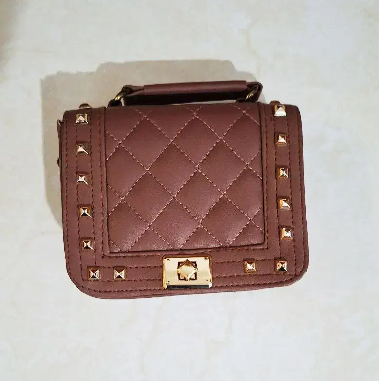 کیف دوشی نو|کیف، کفش، کمربند|کرج, ساسانی (قلمستان)|دیوار