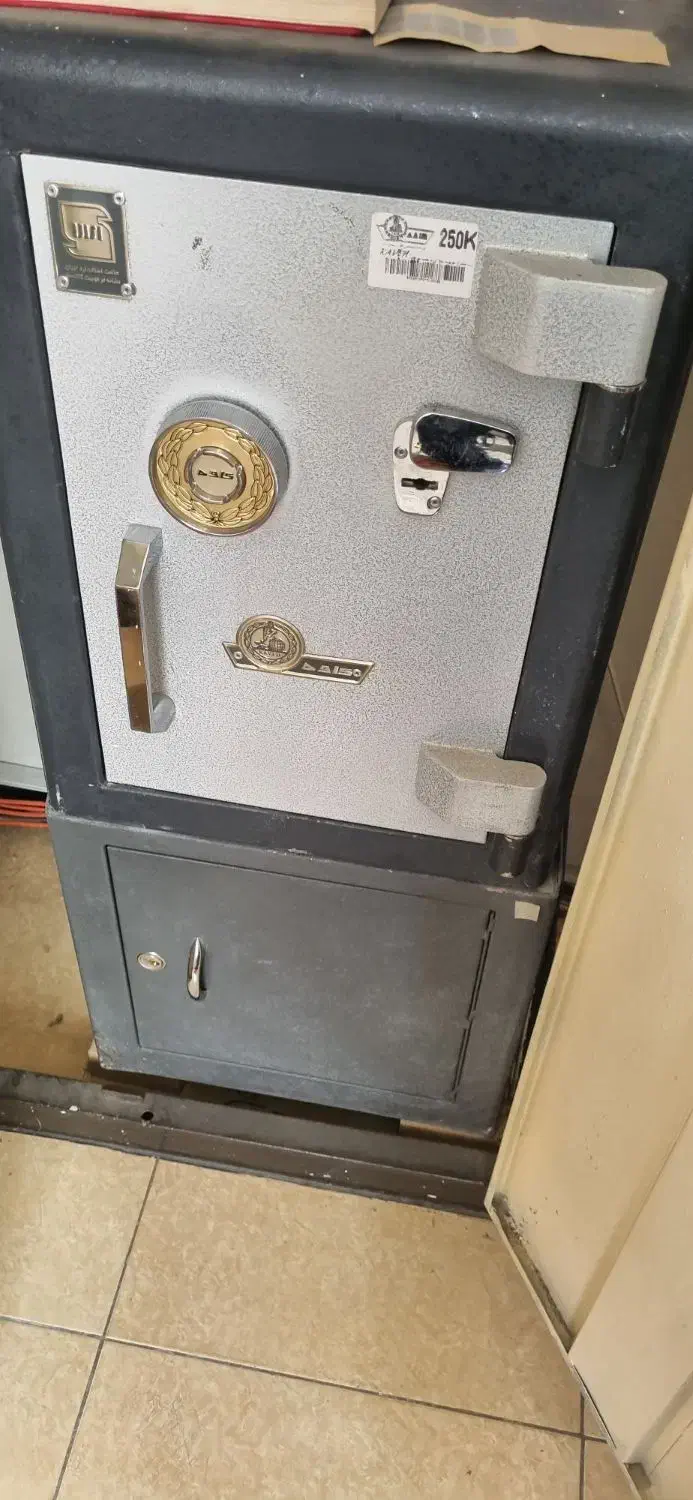 گاوصندوق کاوه اصل همراه با جعبه زیر|ابزارآلات|تهران, فلسطین (میدان انقلاب)|دیوار