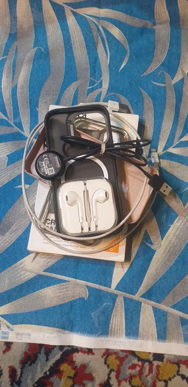 سه عدد گلاس قاب گوشی اپل وشارژر و هدفون نونو|لوازم جانبی موبایل و تبلت|اصفهان, لاله|دیوار