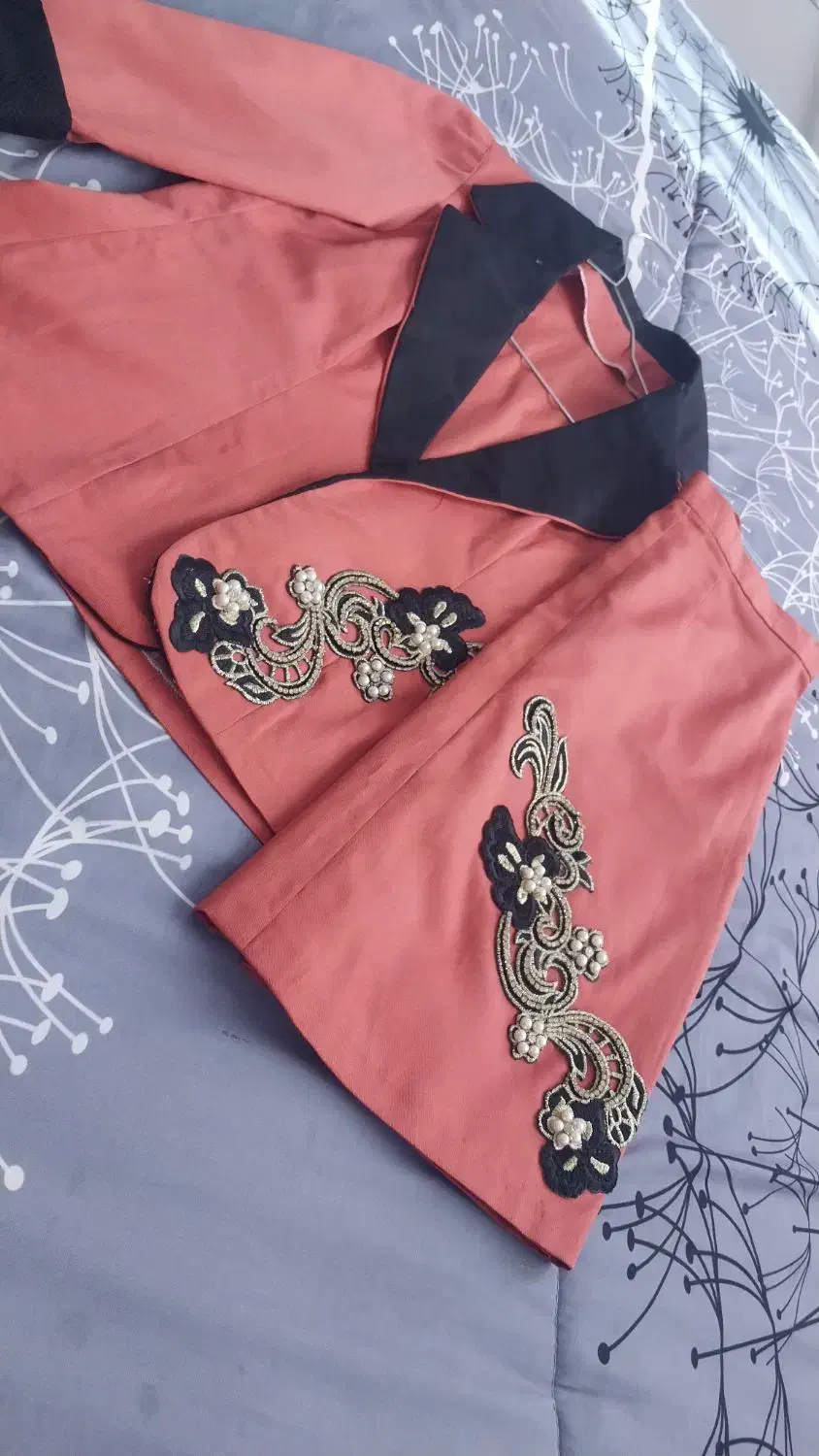 کت ودامن|لباس|قائن, |دیوار