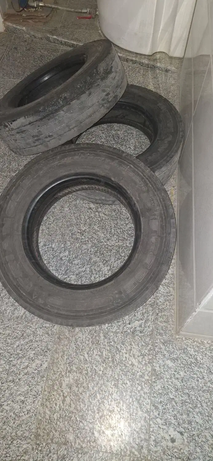 لاستیک کارکرده تقریبا 30 درصد 215/75/17.5|قطعات یدکی و لوازم جانبی|هشتگرد, شهرک راه آهن|دیوار