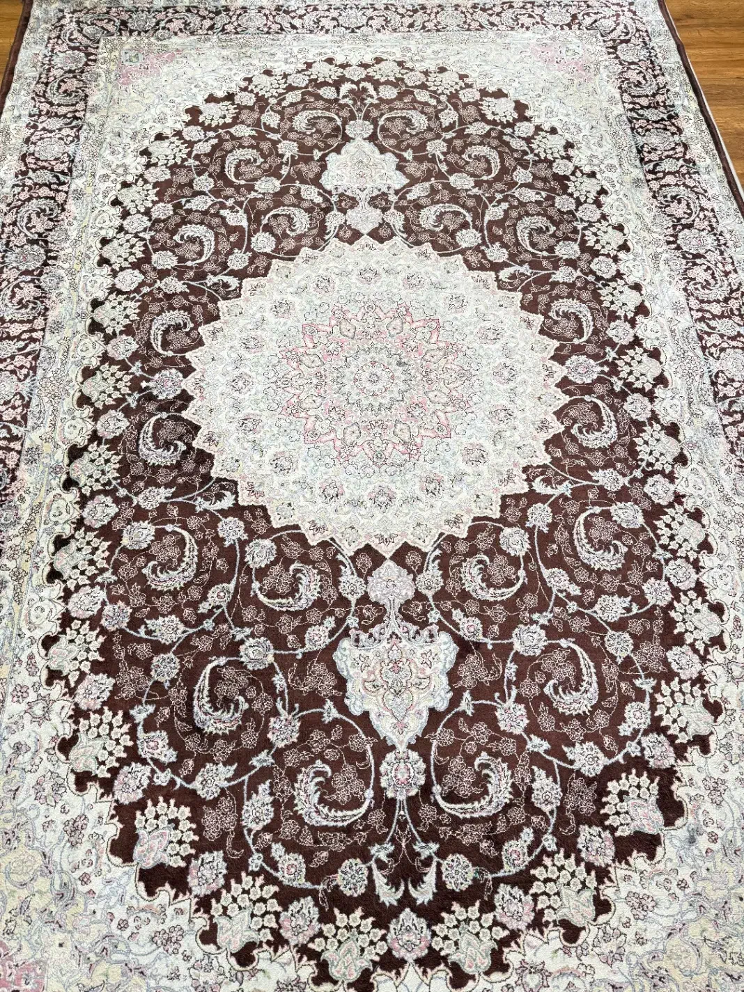 فرش بسیار خوش نقش ورنگ قهوه ای رنگ|فرش|لاهیجان, کوی آزادگان|دیوار