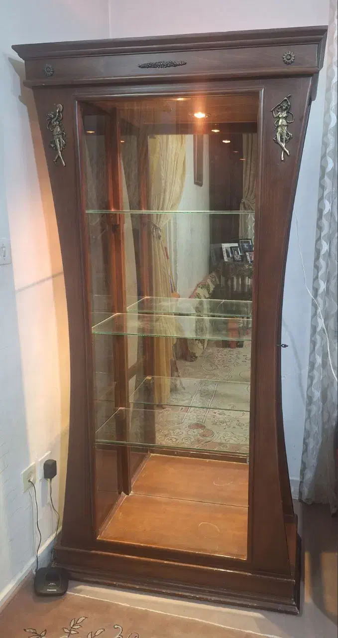 بوفه. ویترین چوبی لوکس با تزئینات برنجی ونور داخلی|بوفه، ویترین، کنسول|شیروان (خراسان), |دیوار