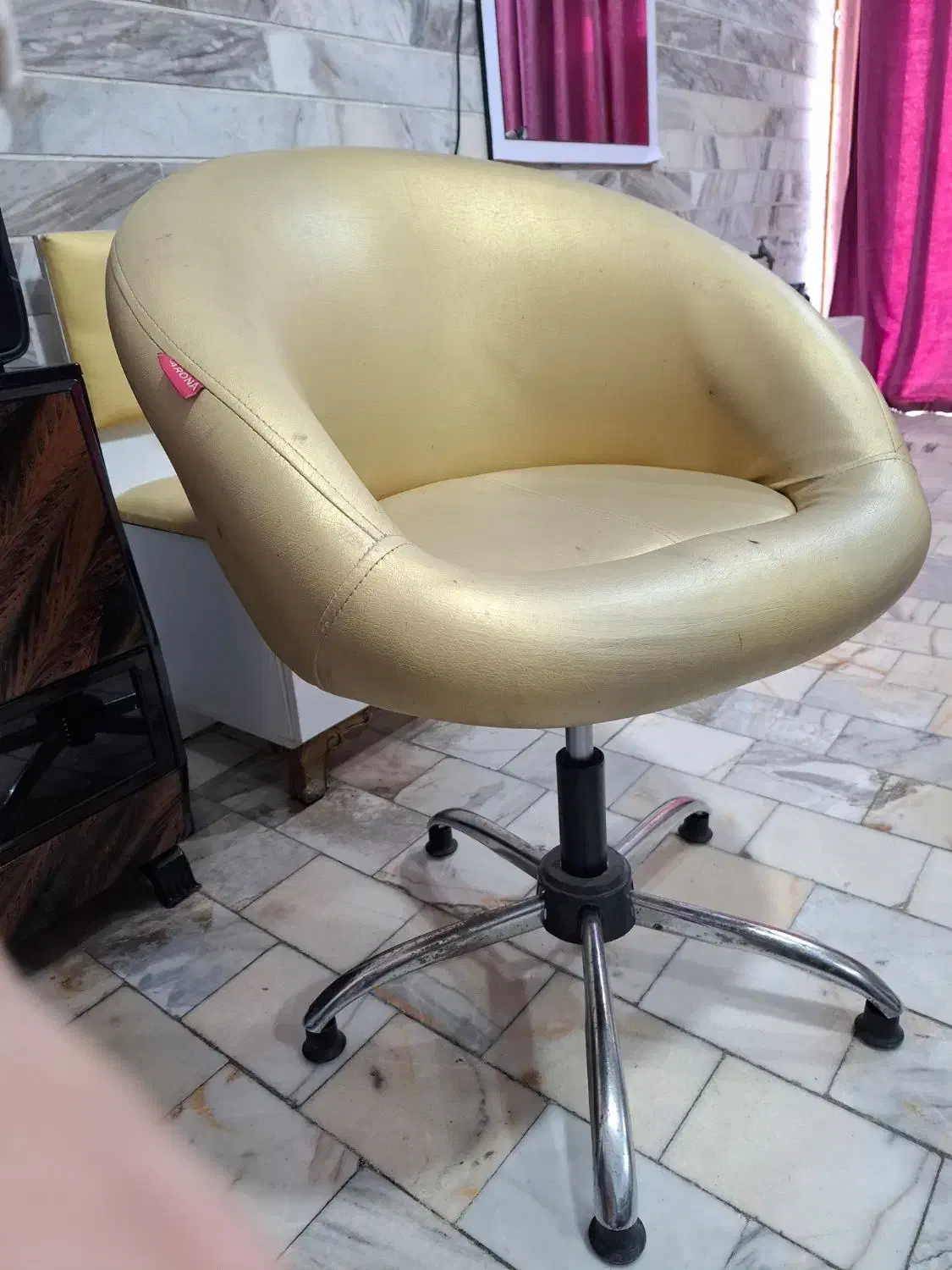 وسایل سالن زیبای|آرایشگاه و سالن‌های زیبایی|رشت, حمیدیان|دیوار