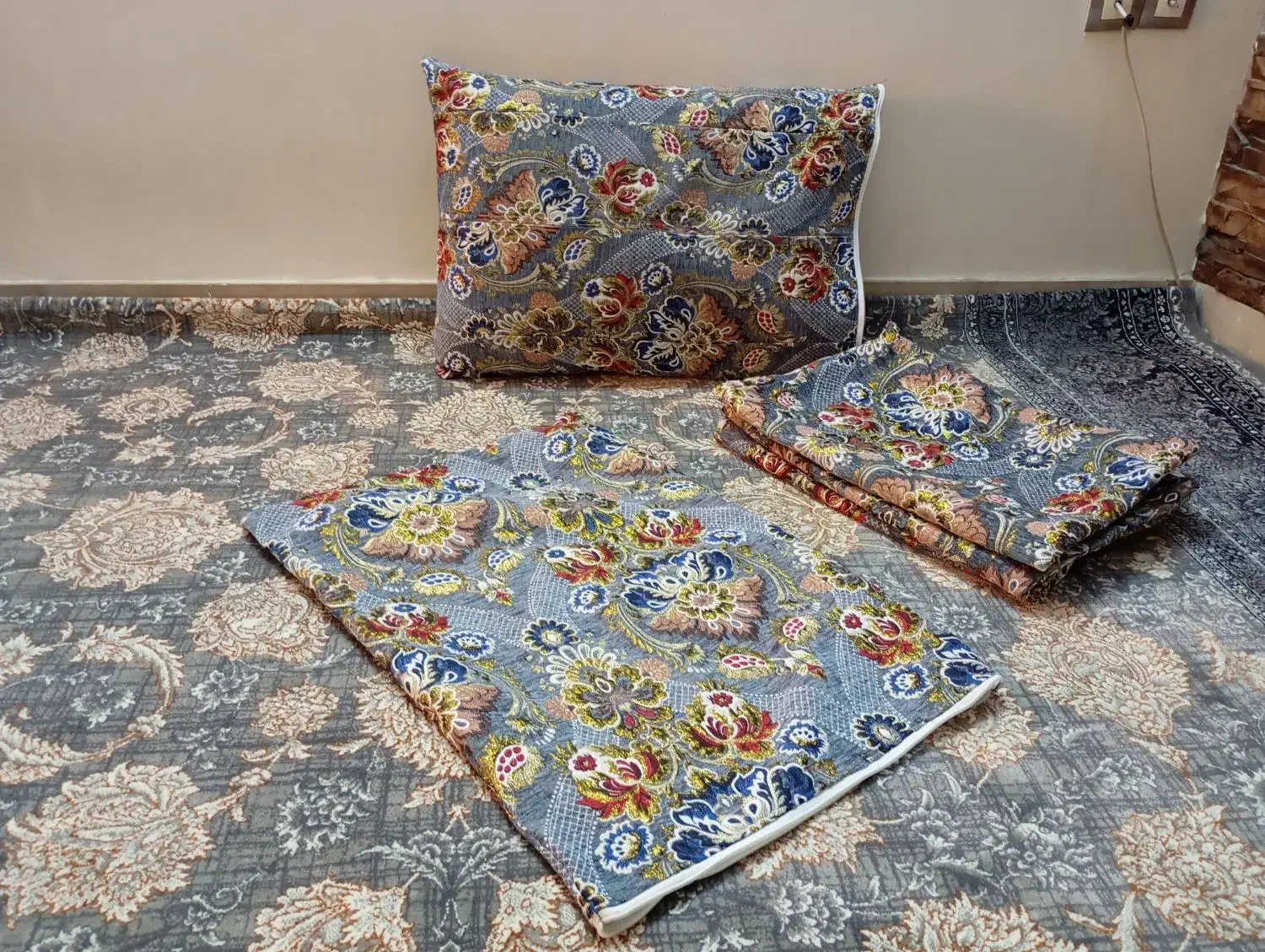 رو پشتی طلا کوب|پشتی|اسلام‌شهر, باغ فیض|دیوار