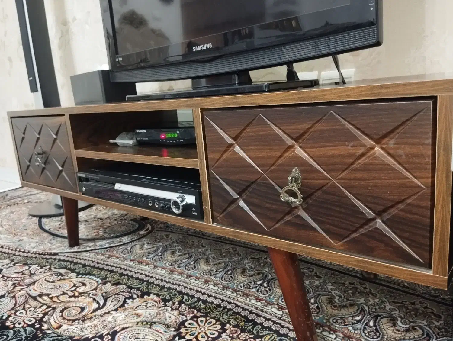 تلویزیون ۳۲ اینچ سامسونگ ال سی دی به همراه میز|تلویزیون و پروژکتور|تهران, وحیدیه|دیوار