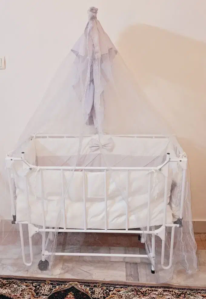 تخت و گهواره کنار مادر در حد نو|تخت و صندلی بچه|تهران, ابوذر|دیوار