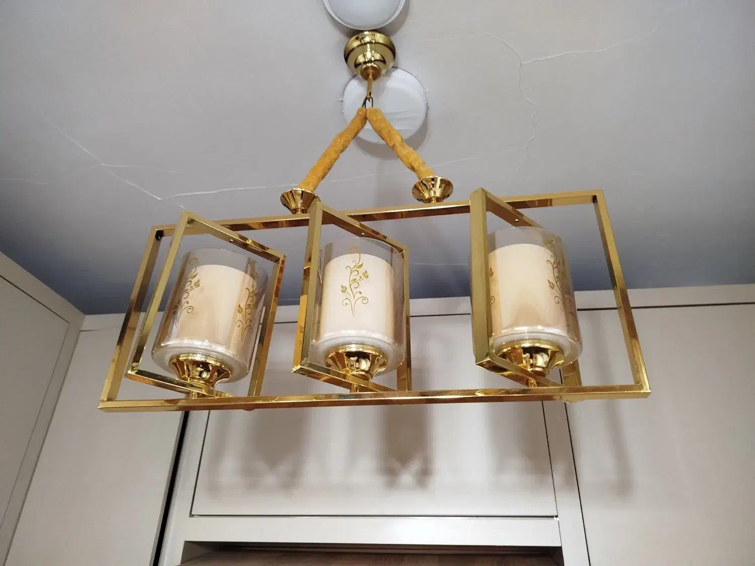 لوستر سه شاخه طلایی در حد نو حباب خارجی|لوستر و چراغ آویز|قدس, شهر‌قدس|دیوار