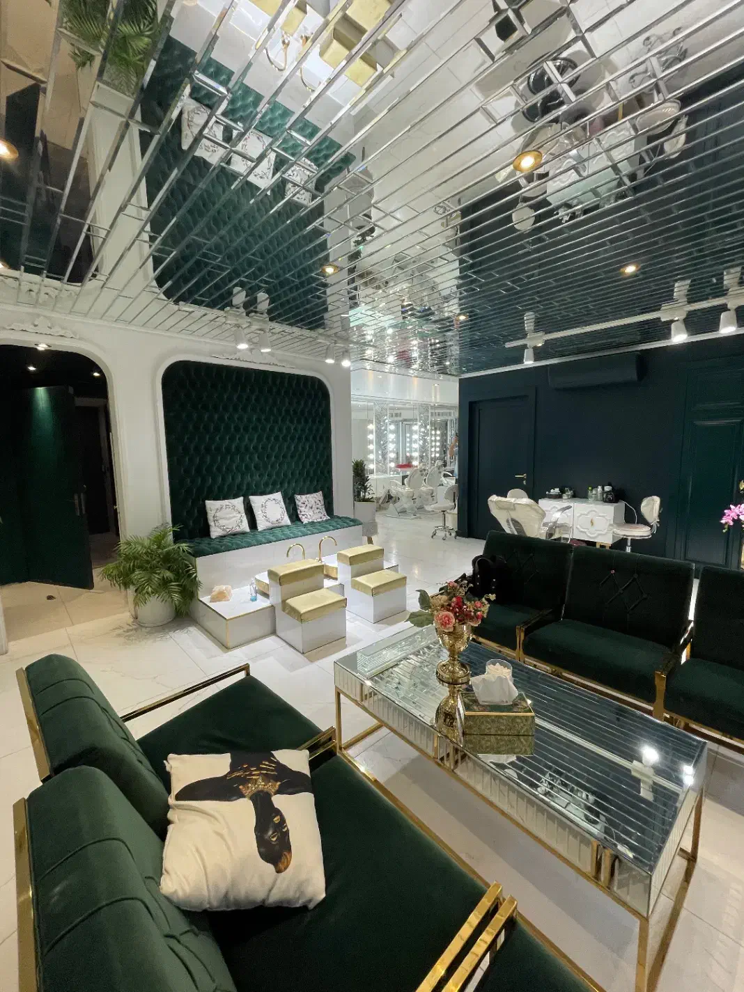 نیروی خدماتی سالن زنانه|استخدام سرایداری و نظافت|تهران, جماران (نیاوران)|دیوار