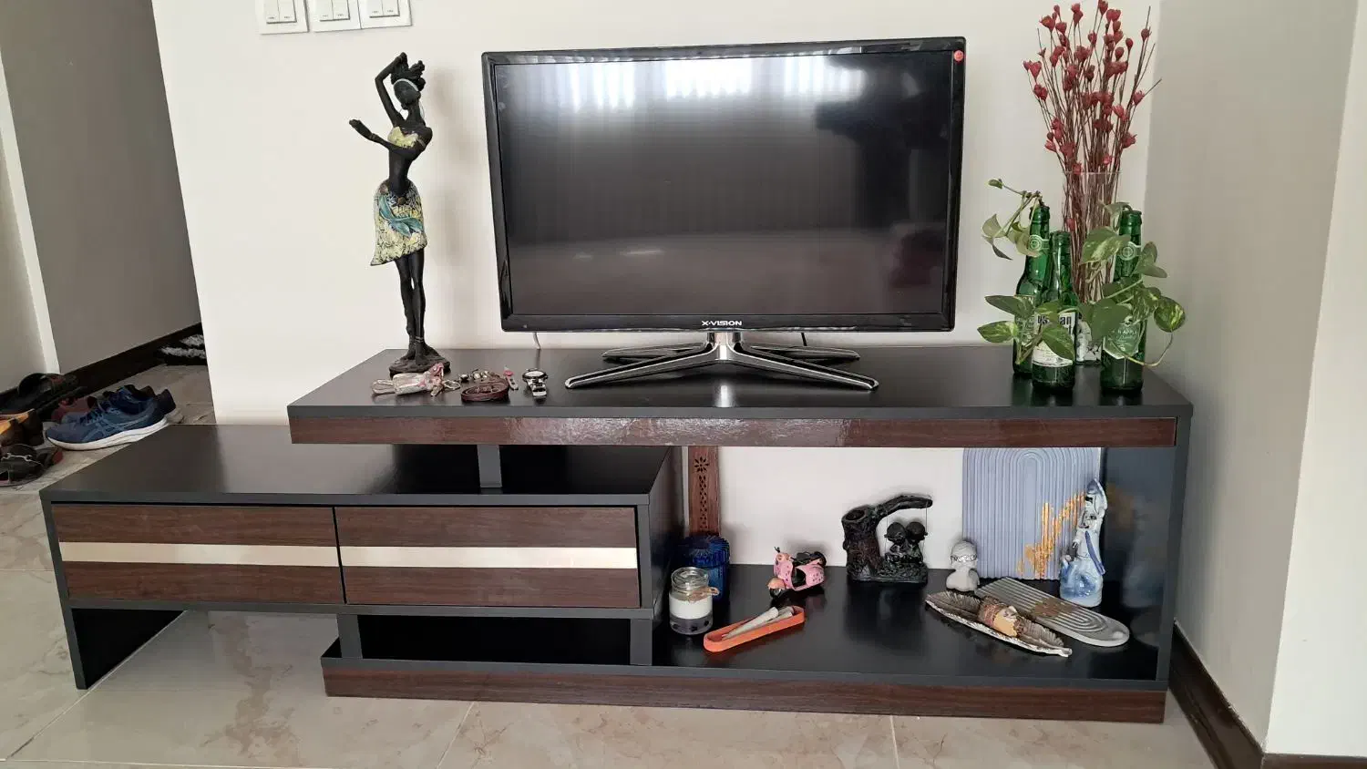 تلویزیون ۳۲ اینچ ایکس ویژن و میز تی وی|تلویزیون و پروژکتور|تهران, گلستان (شهرک راه آهن)|دیوار