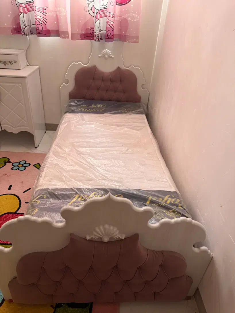 تخت خواب نوجوان در حد نو|تخت و سرویس خواب|یزد, |دیوار