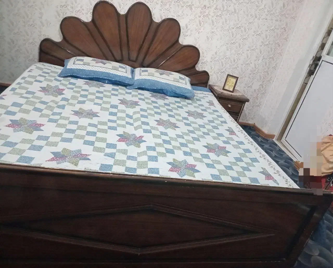 تخت دونفره چوب همراه2عدد پاتختی|تخت و سرویس خواب|گلبهار, شهر جدید گلبهار|دیوار