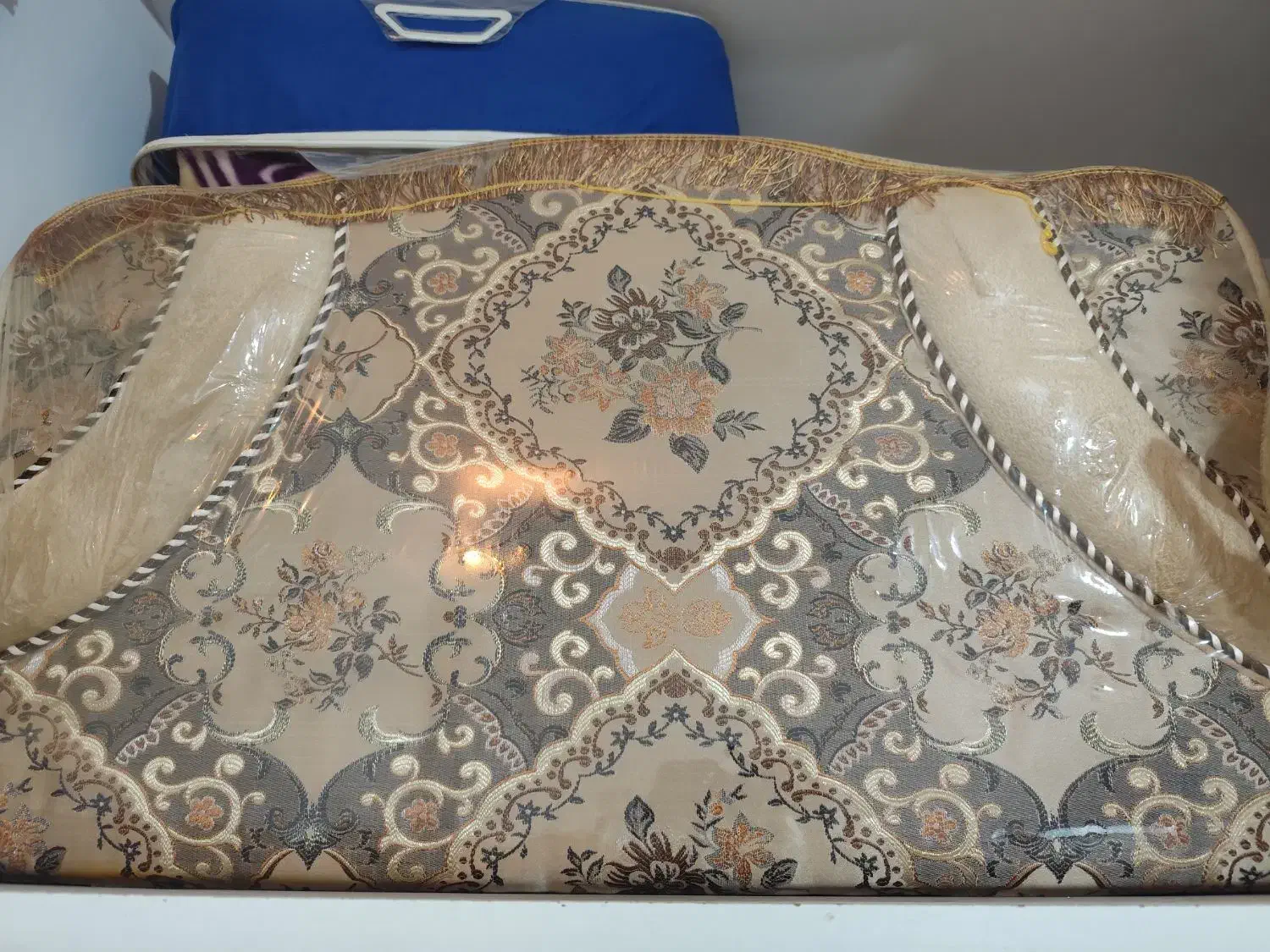 پشتی|پشتی|نیشابور, بنیاد شهید|دیوار