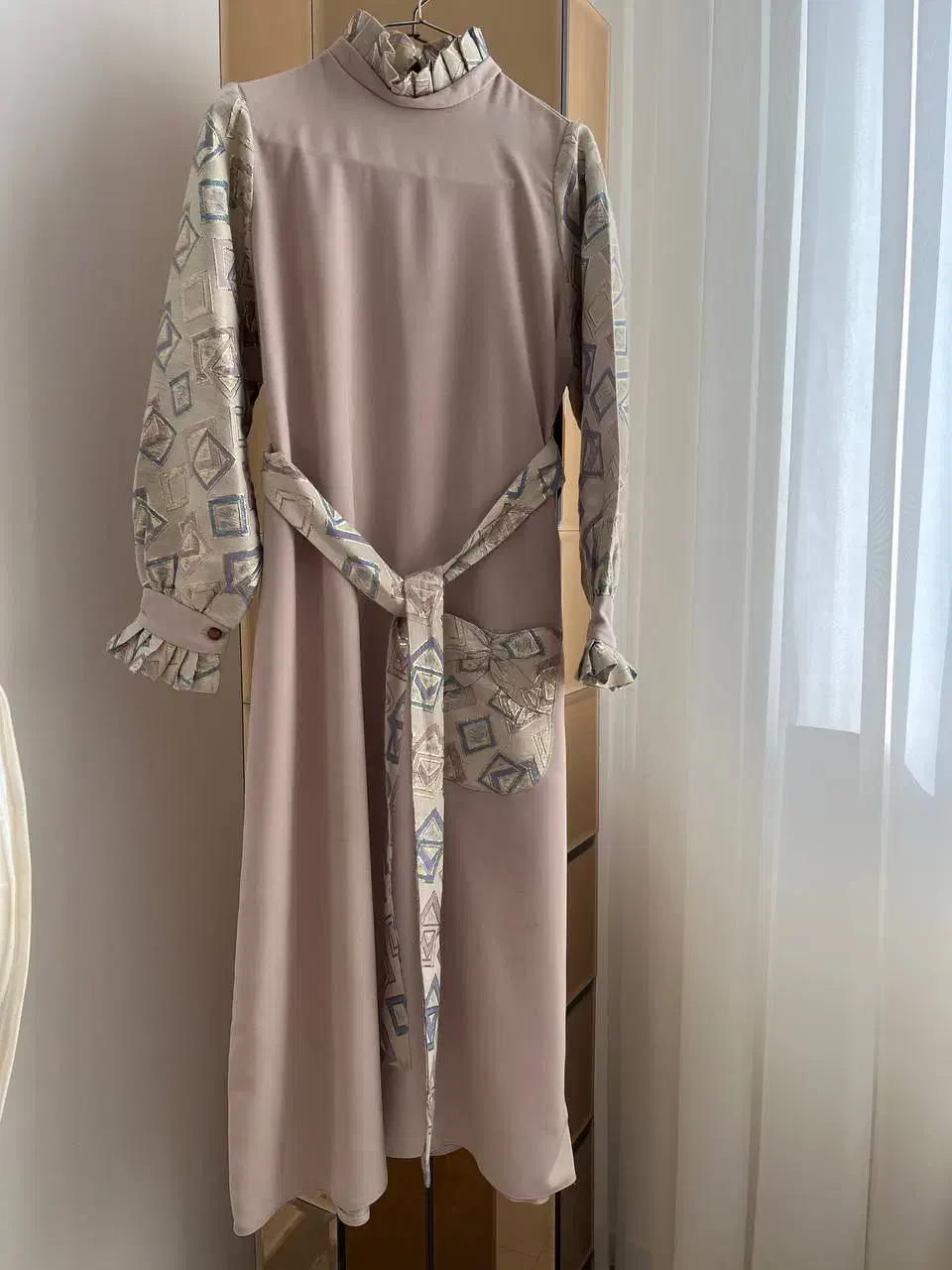 مانتو|لباس|نیشابور, بزرگمهر|دیوار