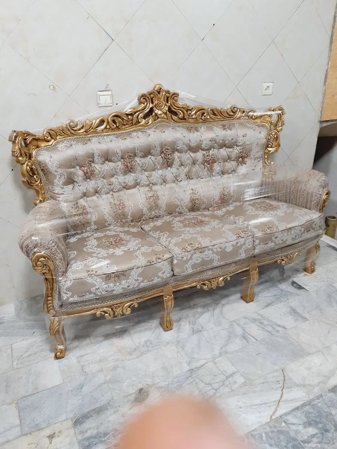 مبل سلطنتی ۹نفره بهمراه میزوعسلی تمام ورق طلا|مبلمان خانگی و میز عسلی|مشکین‌دشت, |دیوار