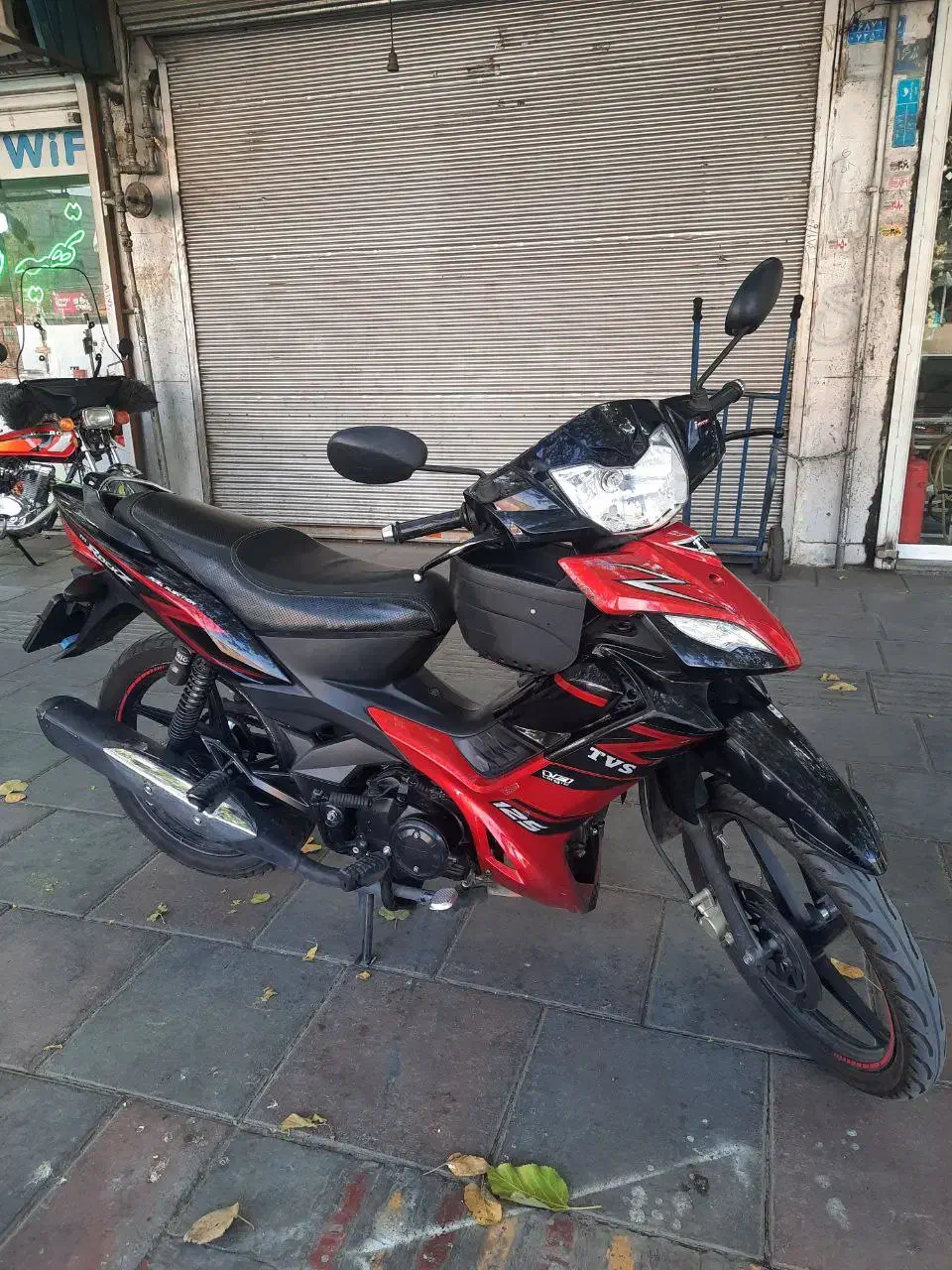 تی وی اس راکز|موتورسیکلت|ری, سیزده آبان|دیوار