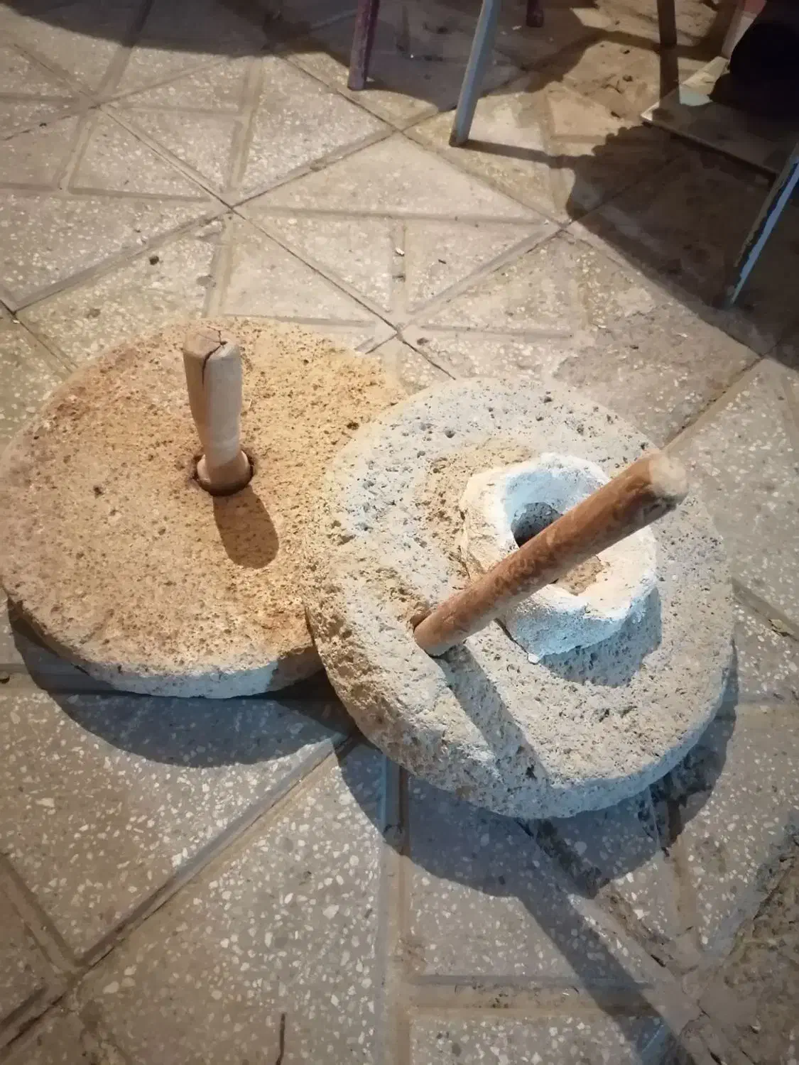 آسیاب دستی (هاره) قدیمی|کلکسیون اشیاء عتیقه|سنندج, |دیوار