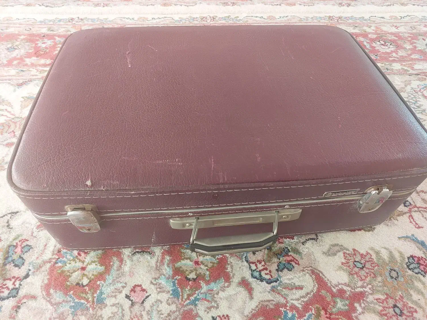 چمدان قدیمی و کف تخت خواب نو نو|کلکسیون اشیاء عتیقه|تبریز, |دیوار