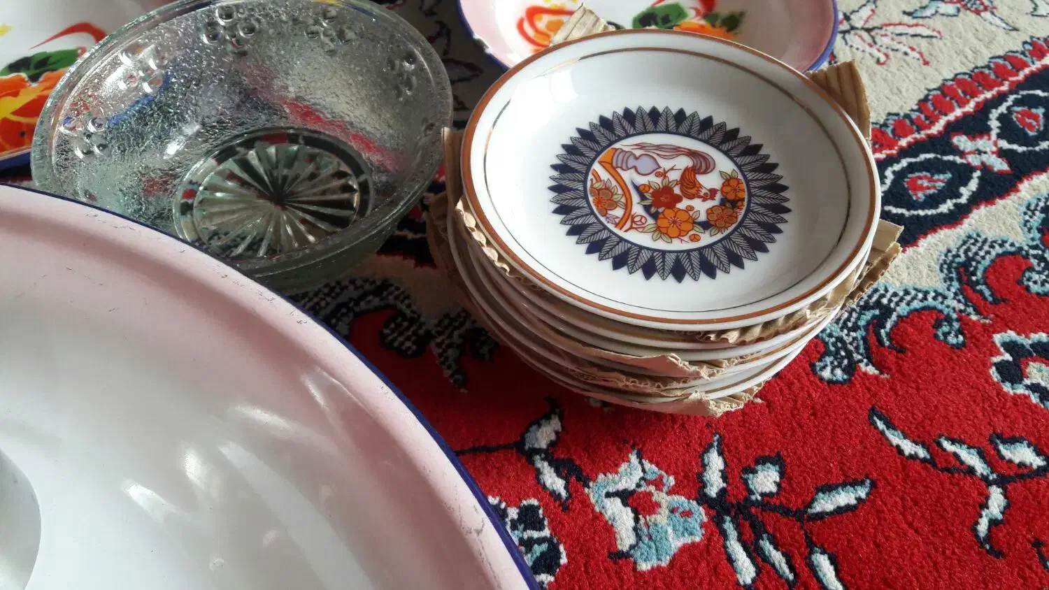 ظروف قدیمی و لعابی و نعلبکی|کلکسیون اشیاء عتیقه|فسا, |دیوار