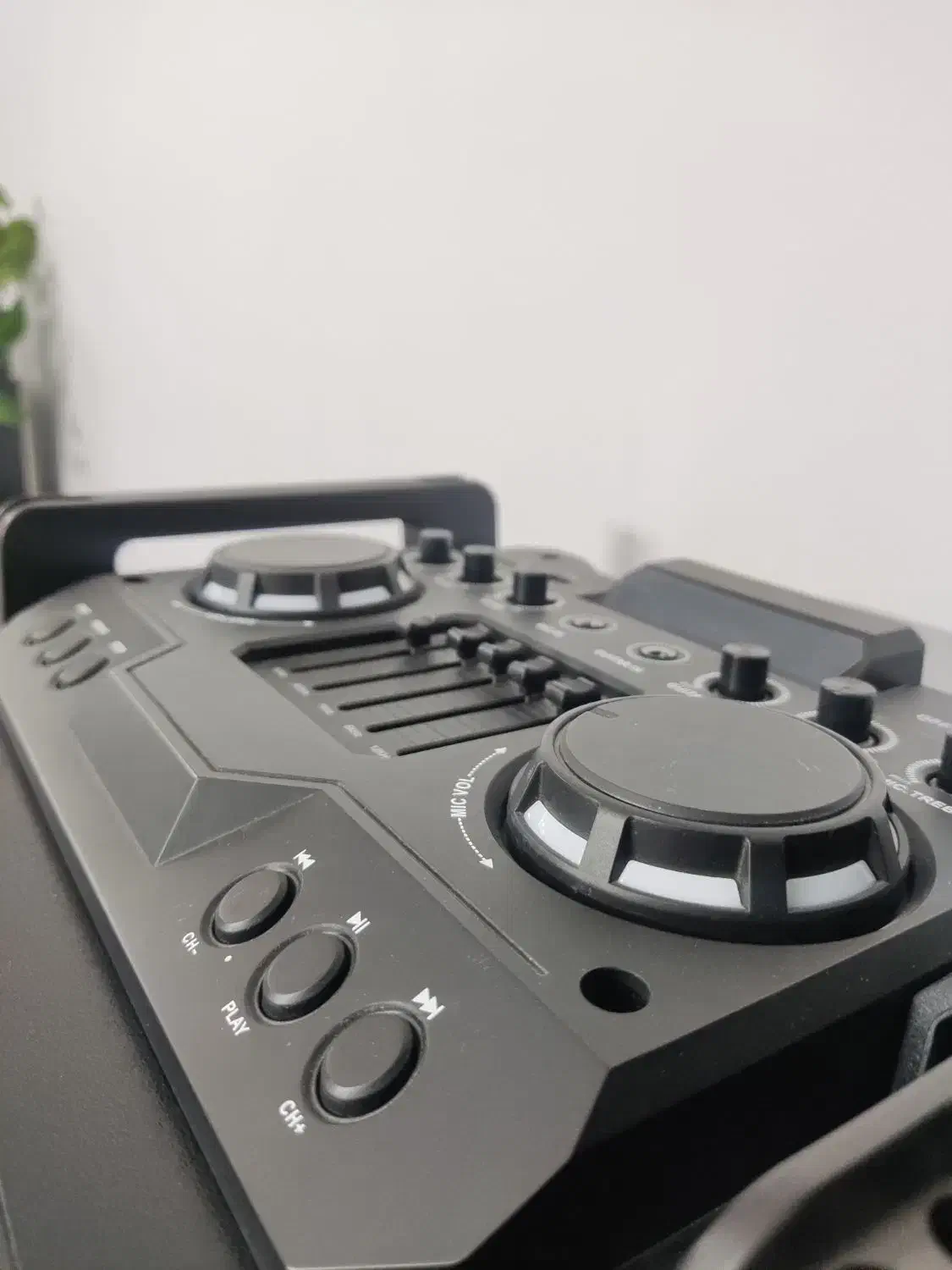 اسپیکر|سیستم صوتی خانگی|تربت جام, بیست متری منبع آب|دیوار