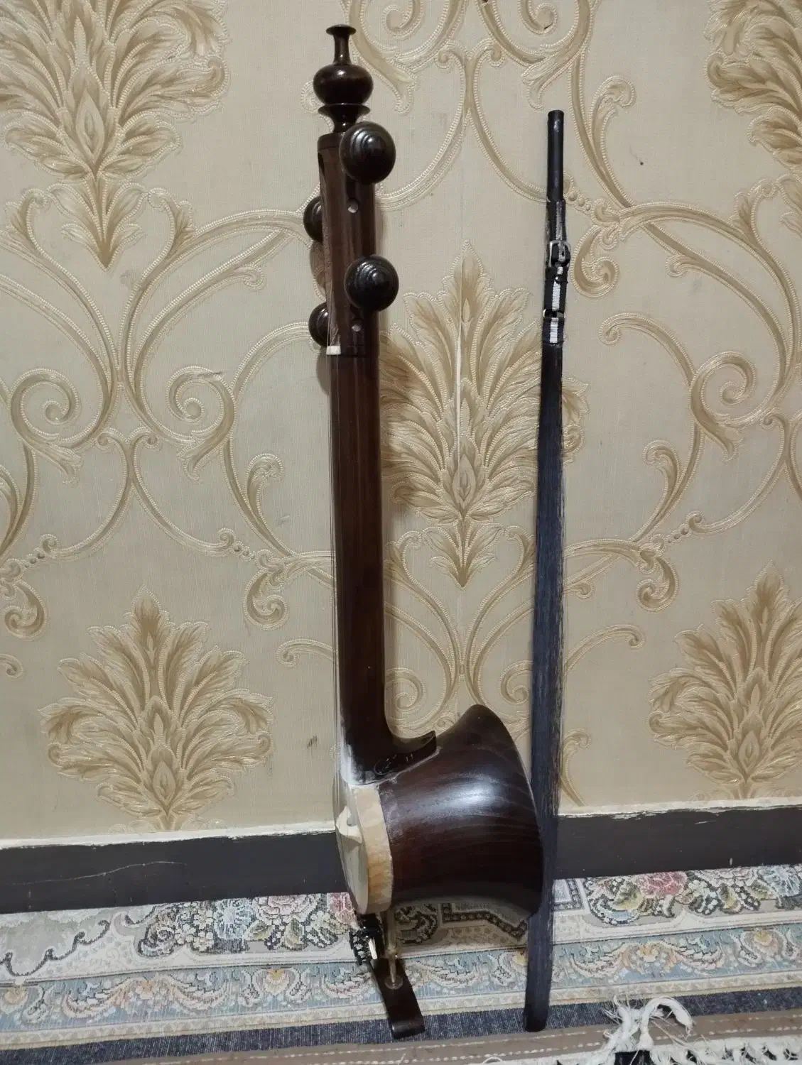 کمانچهنونو|سازهای سنتی|خرمآباد, |دیوار