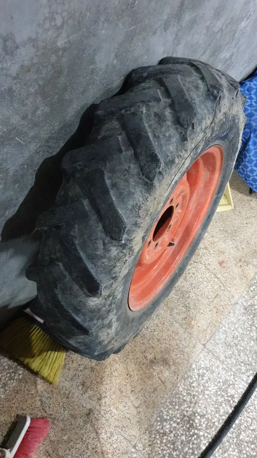 لاستیک تراکتور|قطعات یدکی و لوازم جانبی|رودسر, |دیوار