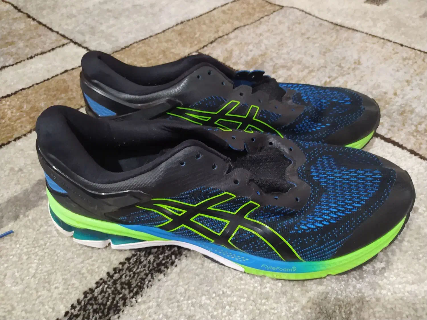 کتونی نو اورجینال|کیف، کفش، کمربند|ساری, |دیوار