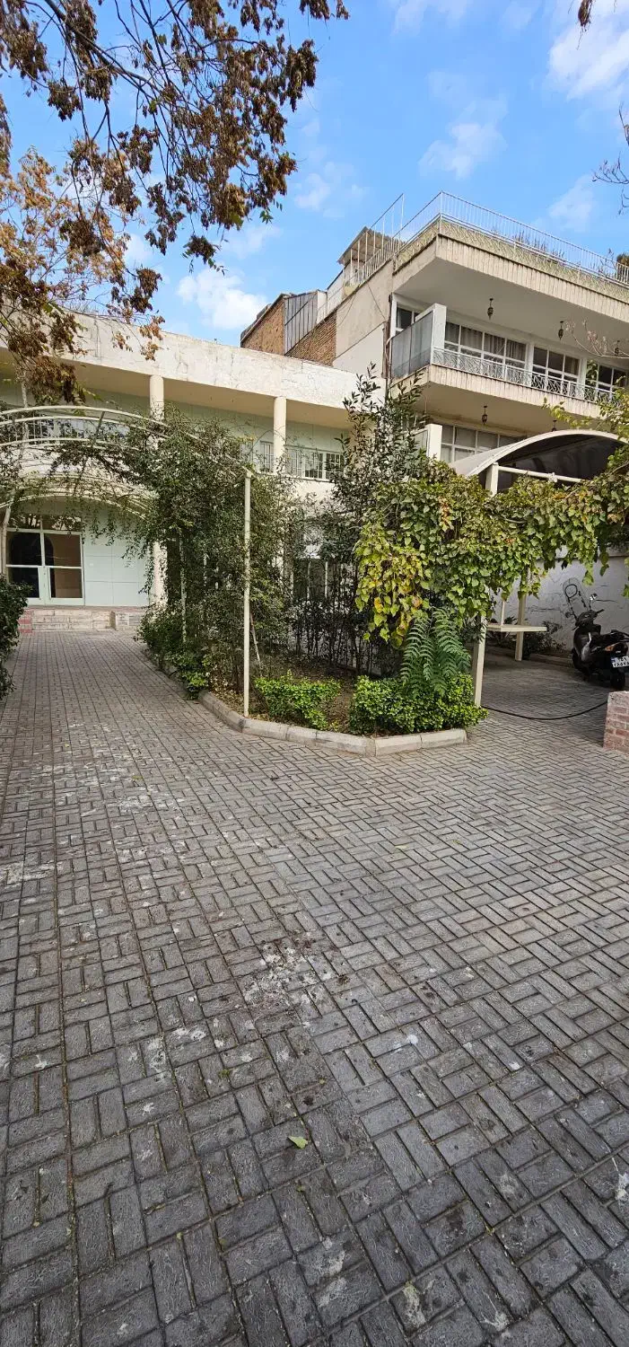 ۵۰۰متر بنا با ۳۰۰متر حیاط دربست پارک هنرمندان