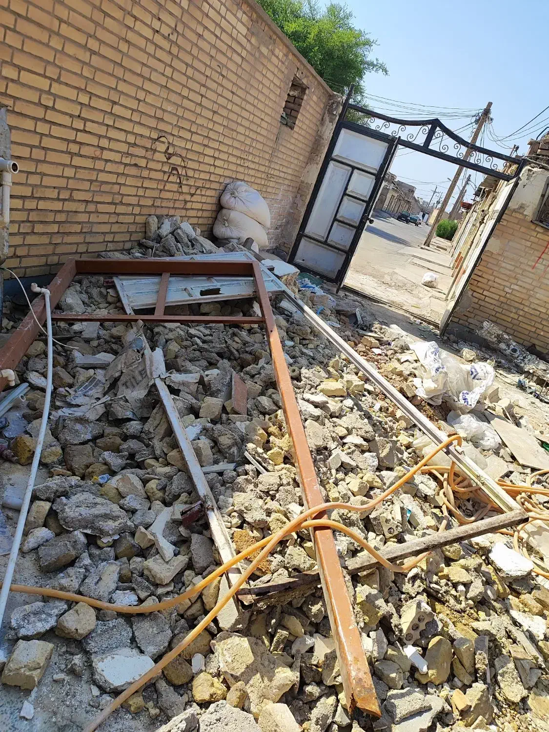 فروش چند عدد تیر اهن و درب حال و سرویس ها.غیره|مصالح و تجهیزات ساختمان|اهواز, رسالت|دیوار