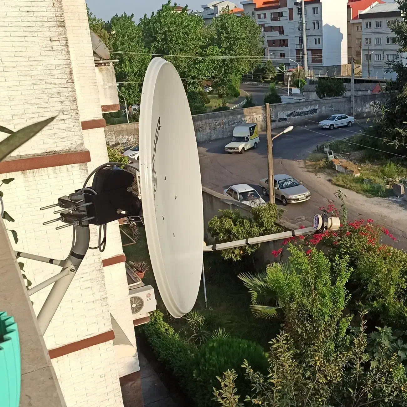 نصب و عیب یابی تخصصی آنتن گردان و ثابت و مرکزی|خدمات پیشه و مهارت|رشت, دیلمان|دیوار