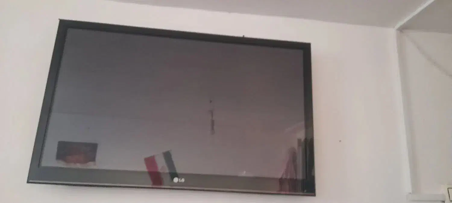 تلوزیون ال جی با میز تلوزیون|تلویزیون و پروژکتور|تربتحیدریه, قائم|دیوار
