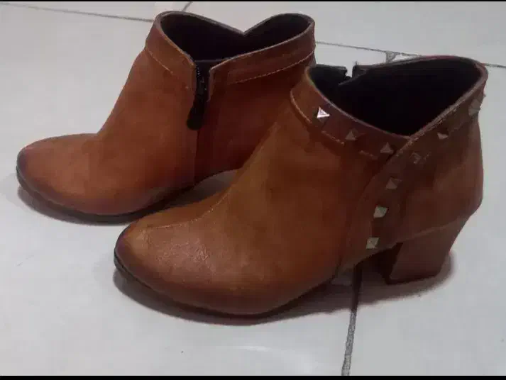 کفش|کیف، کفش، کمربند|تربت جام, شیخ احمد جامی|دیوار