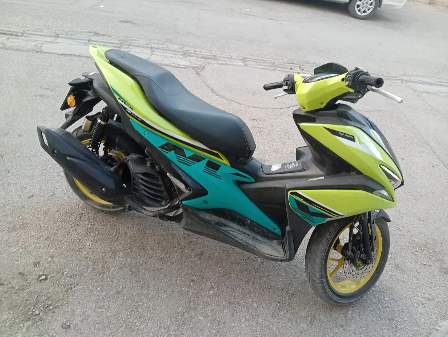 کیلیک آیلوکس|موتورسیکلت|نی‌ریز, |دیوار