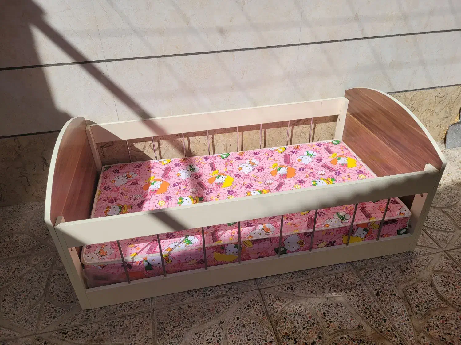 تخت کودک|تخت و صندلی بچه|لالجین, |دیوار