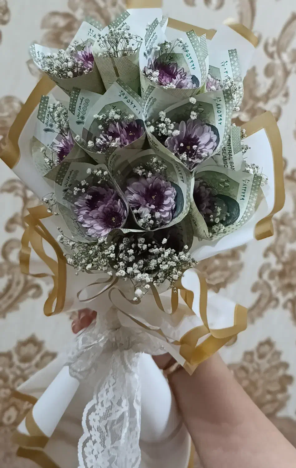 باکس گل و پول هدیه‌ای شیک، خاص و کاملاً سفارشی|گل مصنوعی|یزد, |دیوار