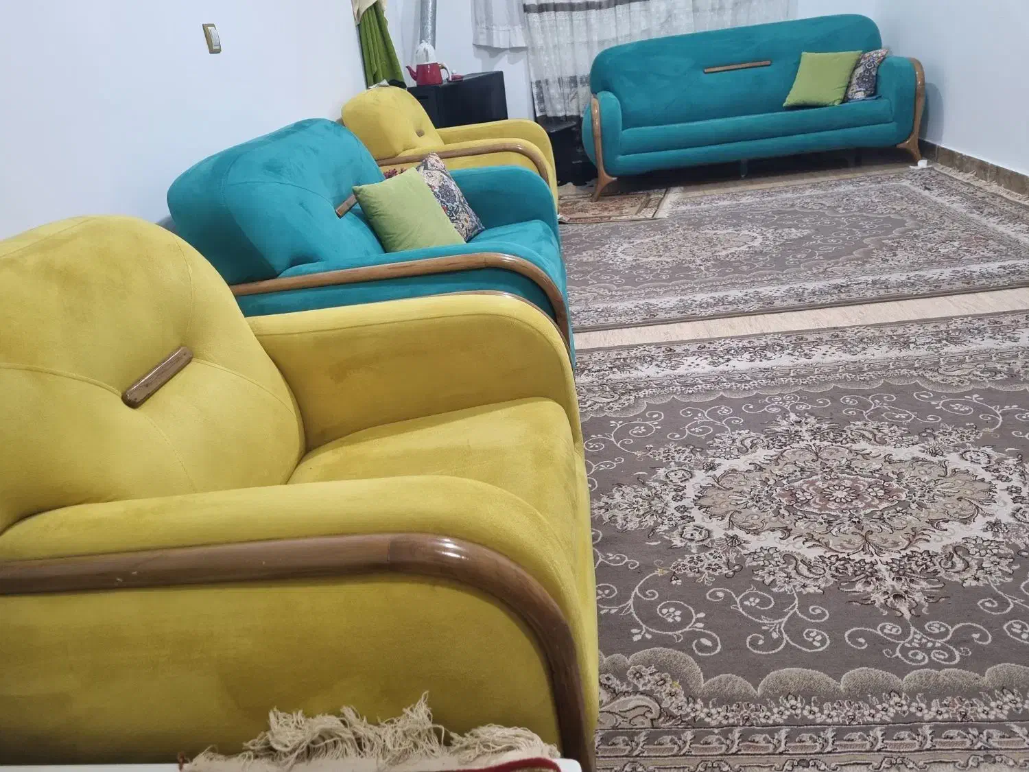 کاملا سالم|مبلمان خانگی و میز عسلی|رشت, کوی حسینی|دیوار