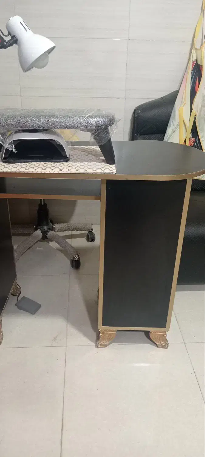 میز و صندلی ناخون کاری|آرایشگاه و سالن‌های زیبایی|کرمان, |دیوار