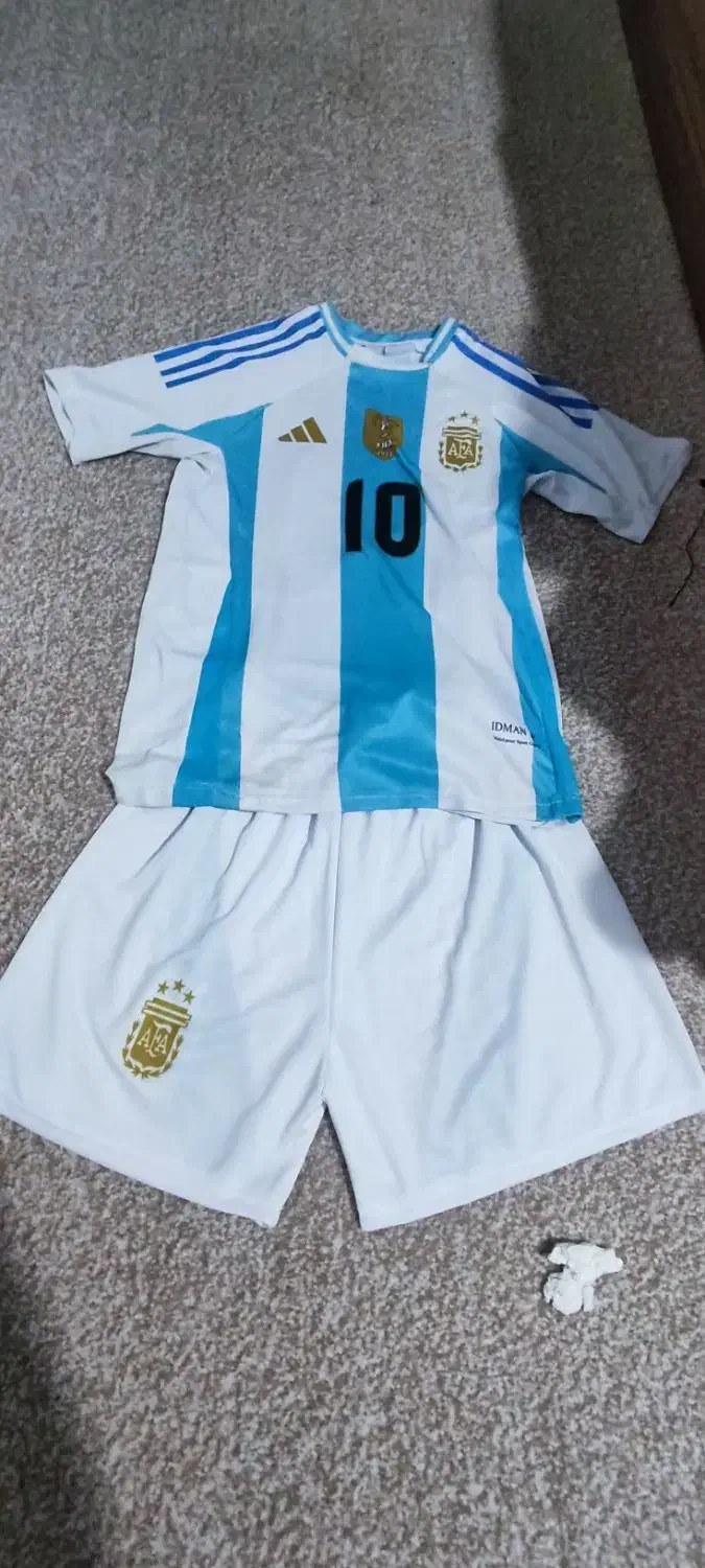 یک دست لباس ورزشی طرح تیم ملی آرژانتین ( مسی)|تجهیزات ورزشی|قم, نیروگاه|دیوار