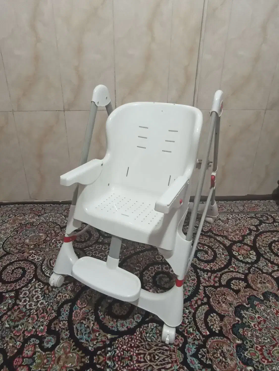 صندلی کودک|تخت و صندلی بچه|رباط‌کریم, رباط‌کریم|دیوار