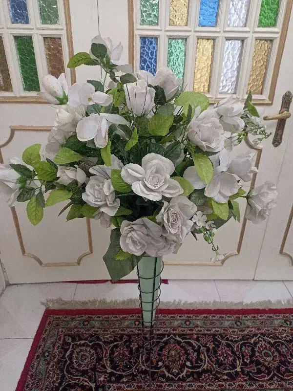 دوعدد دسته گل مصنوعی بزرگ با گلدان پایه بلند سالم|گل مصنوعی|تهران, نیلوفر|دیوار