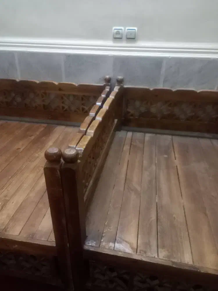 سه عدد تخت چوبی سنتی و دو عدد مقسم|صندلی و نیمکت|ایرانشهر, |دیوار