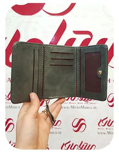 کیف پولی و مدارک گمشده|اشیا|قائن, |دیوار