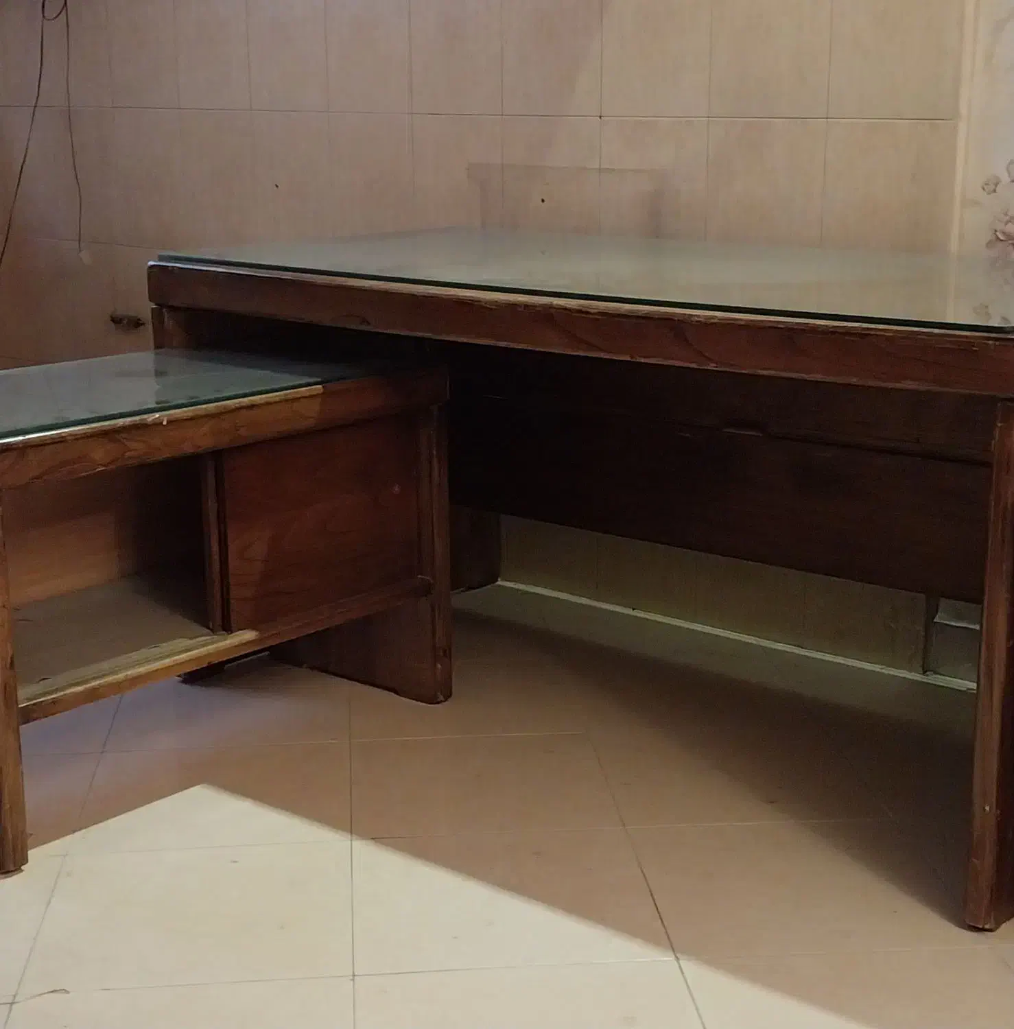 حراج میز اداری ال شکل با چوب گردو با چوب گردو|مبلمان اداری|تهران, تهرانسر مرکزی|دیوار