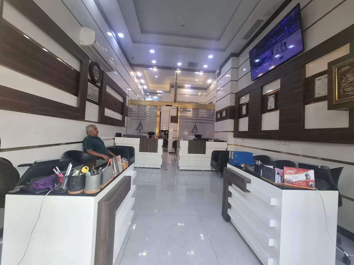 استخدام مشاور مبتدی وحرفه ای درمحیط لوکس و صمیمی|استخدام بازاریابی و فروش|تهران, حکیمیه|دیوار