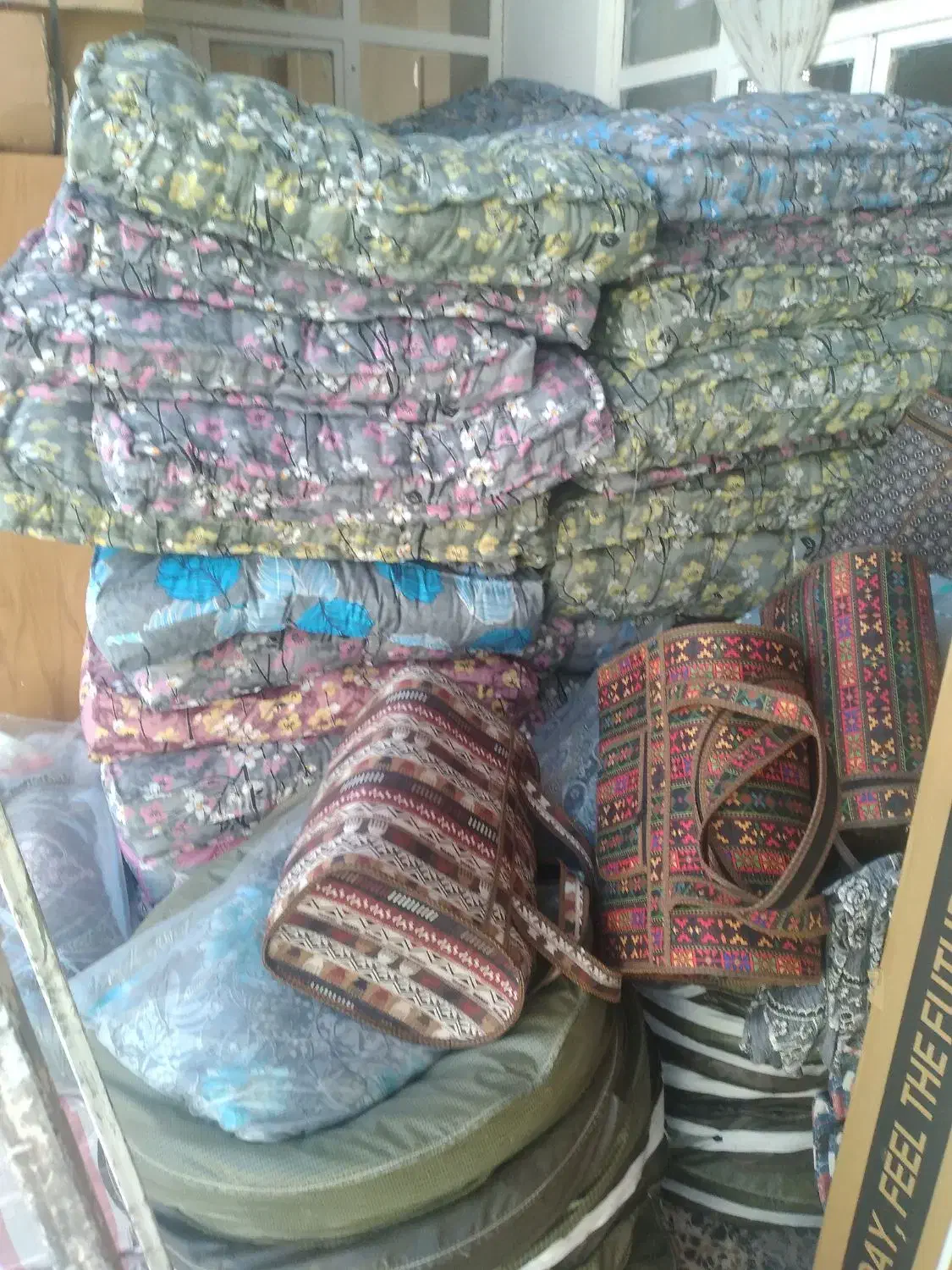 فروش عمده کناره ،تشک،روبالشت، پتو چادر مسافرتی|رختخواب، بالش، پتو|فرخشهر, |دیوار